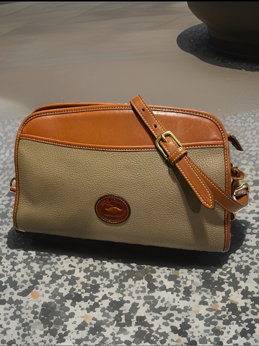 🦆 DOONEY & BOURKE R155 TAUPE TAN TOP ZIP WITH POCKETS AWL PEBBLED SHOULDER BAG